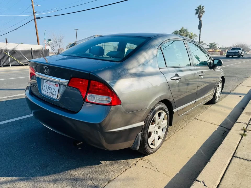 2010 Honda Civic 8th Gen - Image 3 of 8
