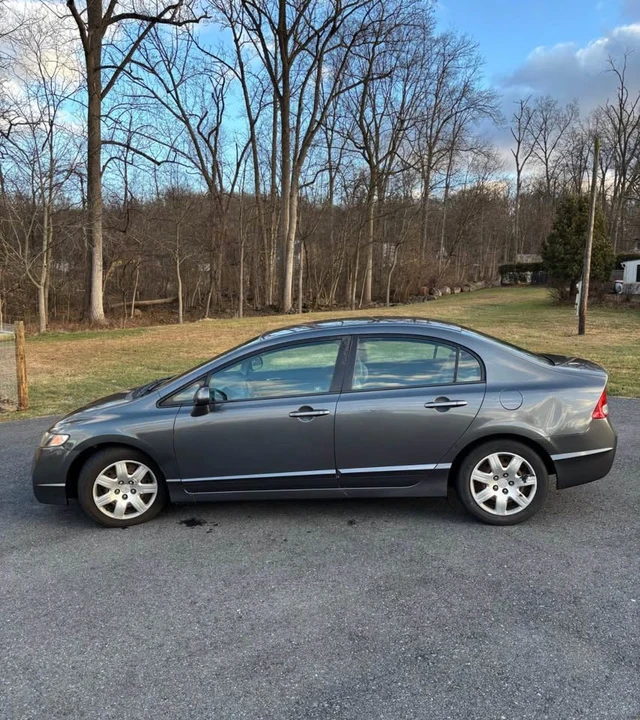 2010 Honda Civic 8th Gen - Image 3 of 7