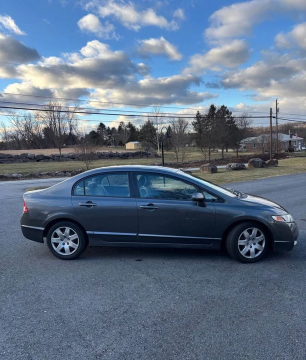 2010 Honda Civic 8th Gen - Image 2 of 7