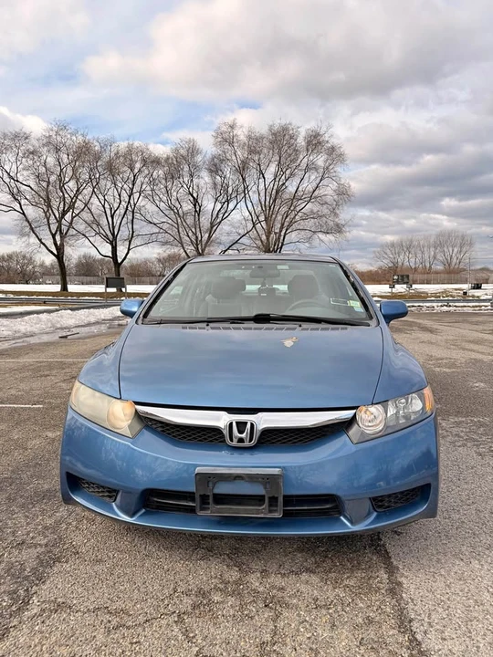 2010 Honda Civic 8th Gen - Image 2 of 11