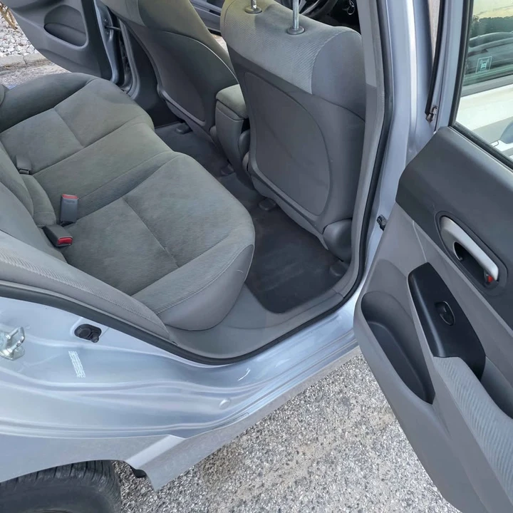 2010 Honda Civic 8th Gen - Image 8 of 11