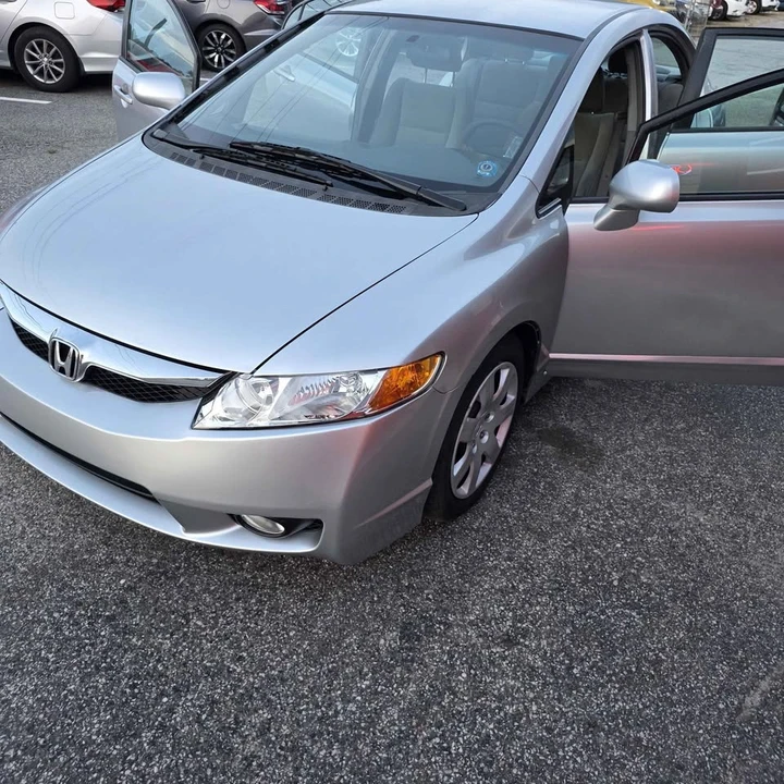 2010 Honda Civic 8th Gen - Image 3 of 11