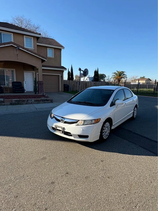 2010 Honda Civic 8th Gen - Image 2 of 13