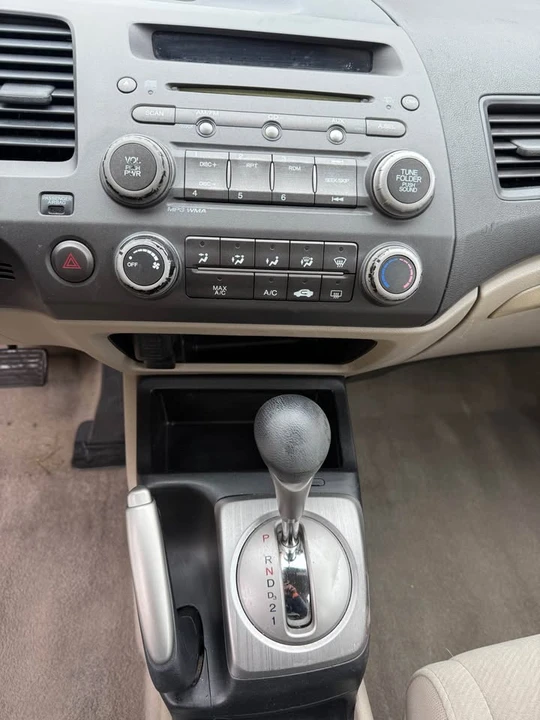 2010 Honda Civic 8th Gen - Image 12 of 17
