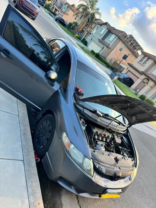 2010 Honda Civic 8th Gen - Image 2 of 6