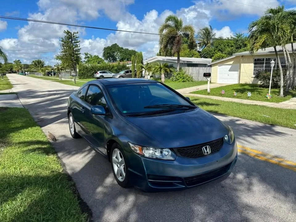 2010 Honda Civic 8th Gen - Image 2 of 5