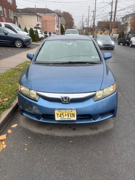 2010 Honda Civic 8th Gen - Image 2 of 9