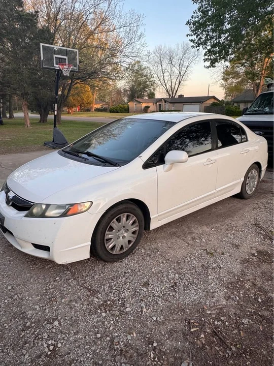 2010 Honda Civic 8th Gen - Image 2 of 6