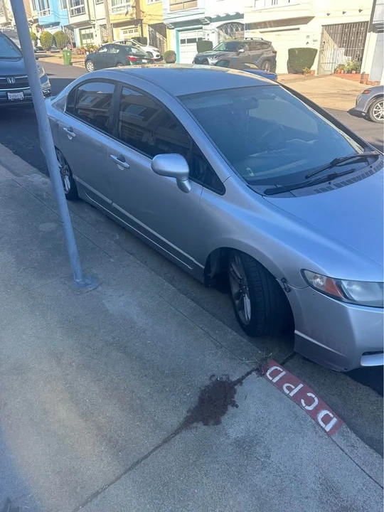 2010 Honda Civic 8th Gen - Image 2 of 5