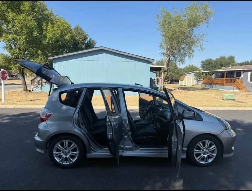 2010 Honda Fit - Image 3 of 3
