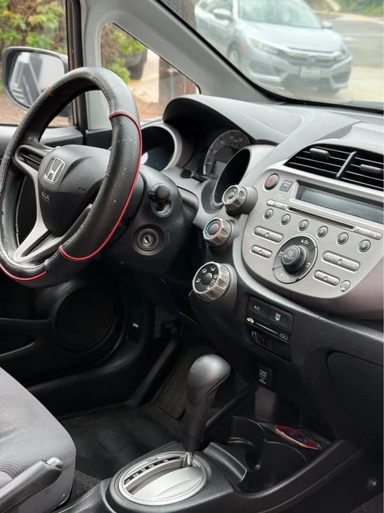 2010 Honda Fit - Image 6 of 19
