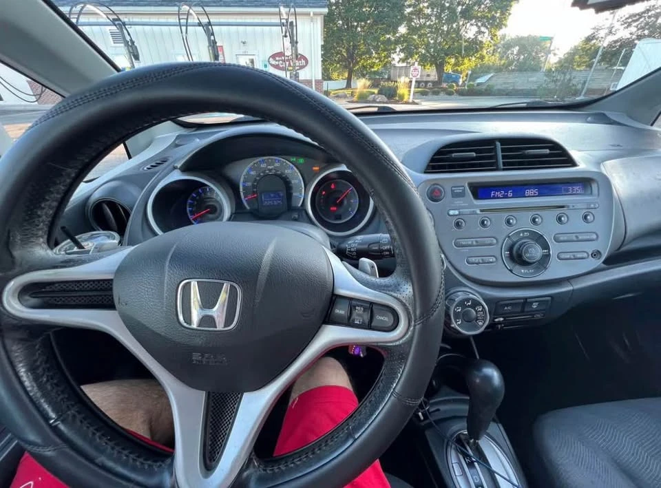 2010 Honda Fit - Image 5 of 10