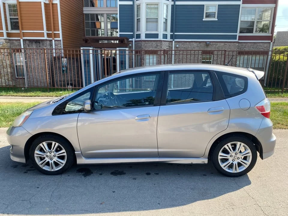 2010 Honda Fit - Image 2 of 11