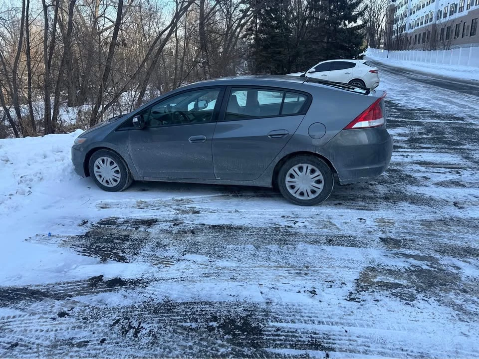 2010 Honda Insight 2nd Gen - Image 2 of 2