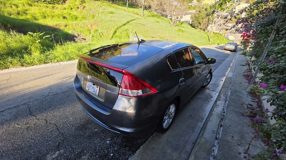 2010 Honda Insight 2nd Gen - Image 2 of 10