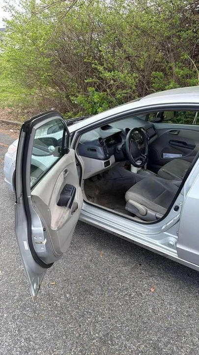 2010 Honda Insight 2nd Gen - Image 2 of 4