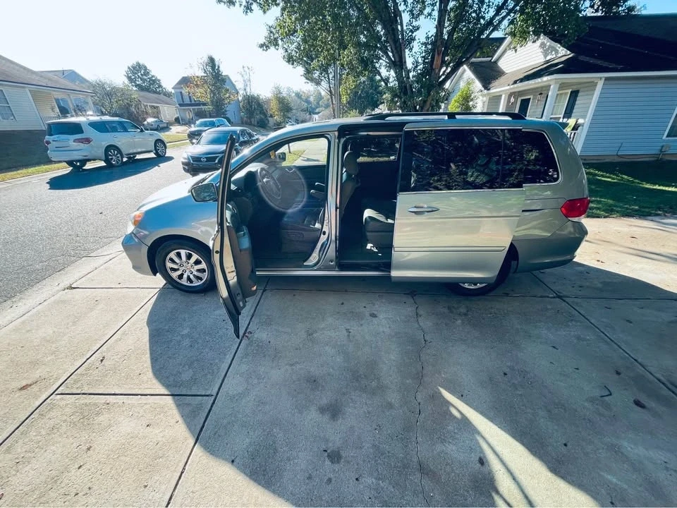 2010 Honda Odyssey - Image 3 of 12