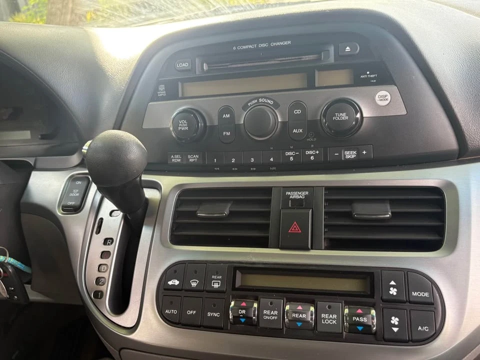 2010 Honda Odyssey - Image 9 of 10