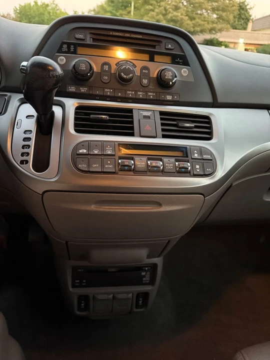 2010 Honda Odyssey - Image 17 of 18