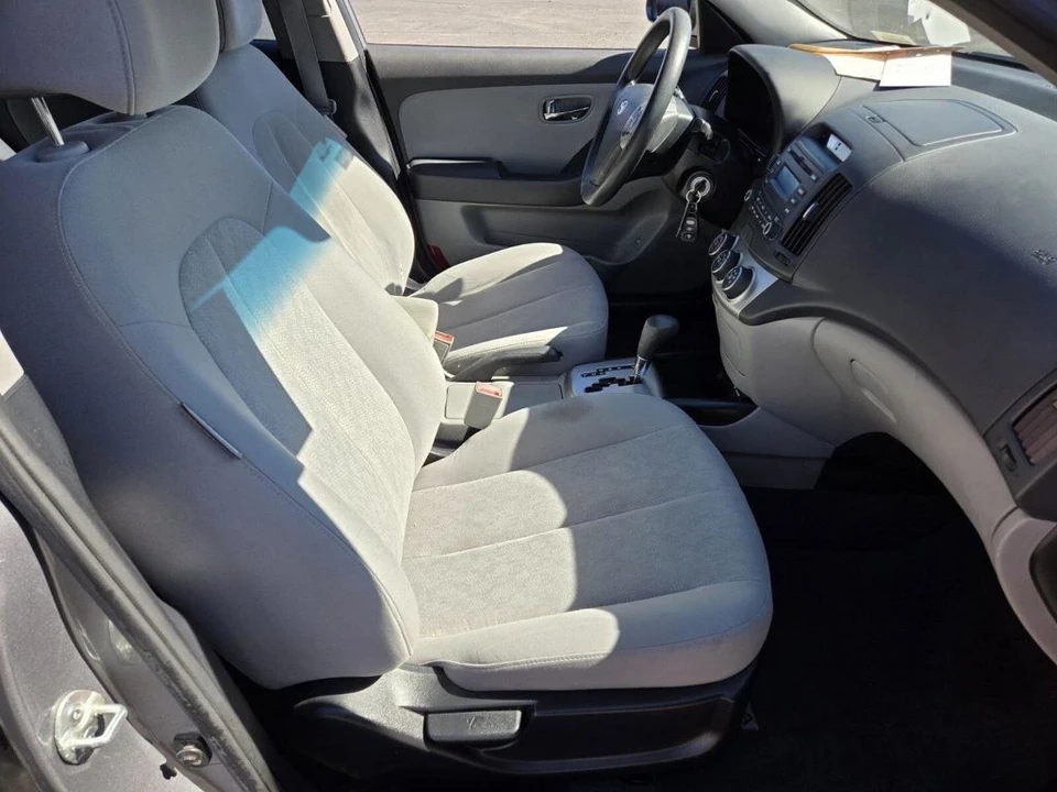 2010 Hyundai Elantra - Image 11 of 18