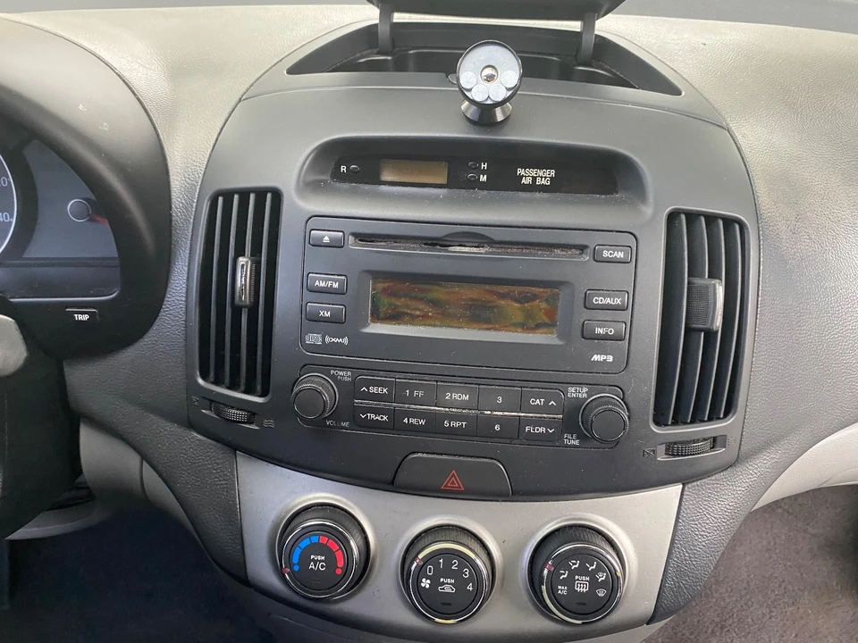 2010 Hyundai Elantra - Image 11 of 19