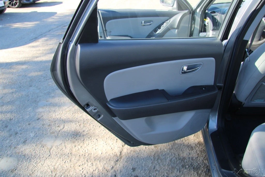 2010 Hyundai Elantra - Image 18 of 21