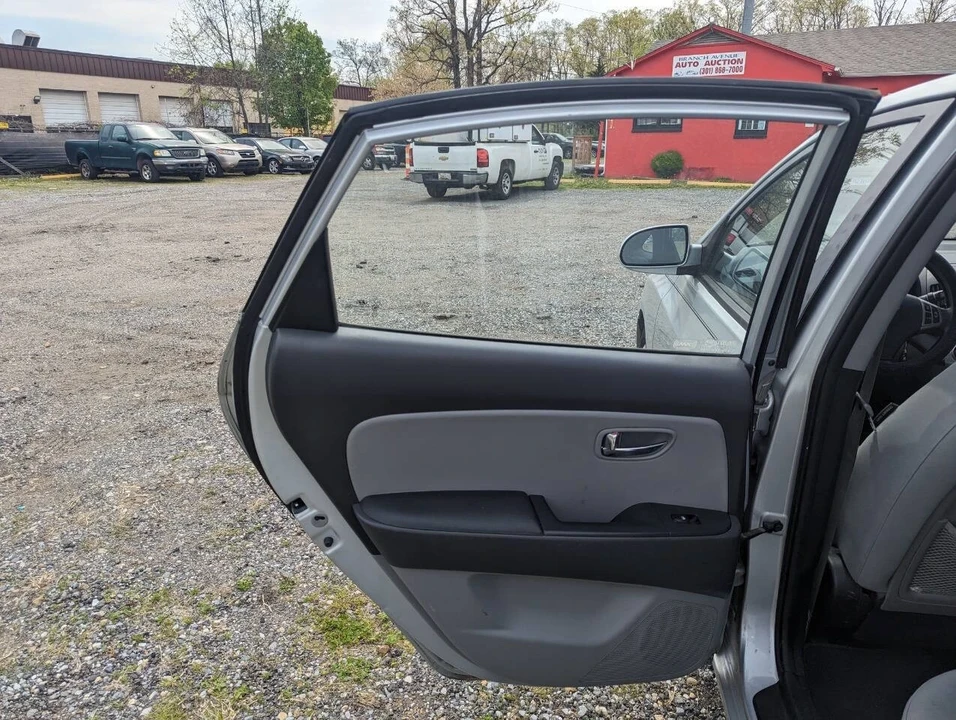 2010 Hyundai Elantra - Image 18 of 21
