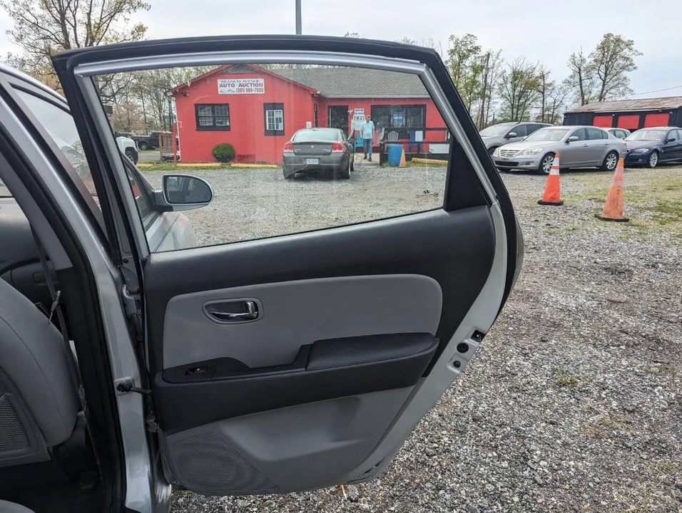 2010 Hyundai Elantra - Image 16 of 21