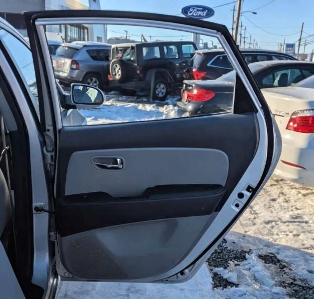 2010 Hyundai Elantra - Image 11 of 12