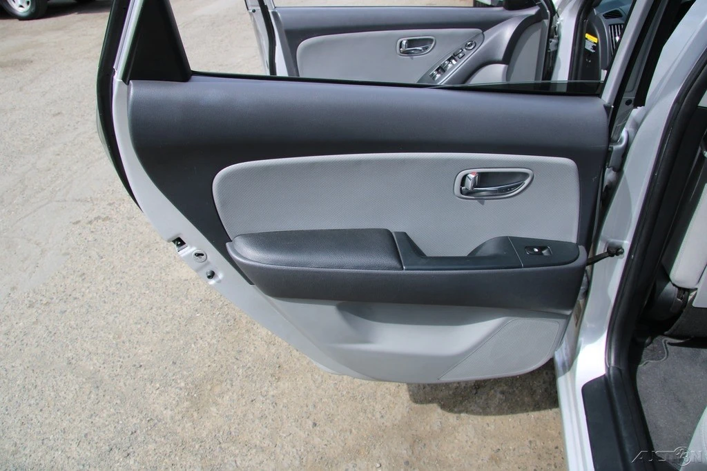 2010 Hyundai Elantra - Image 18 of 21