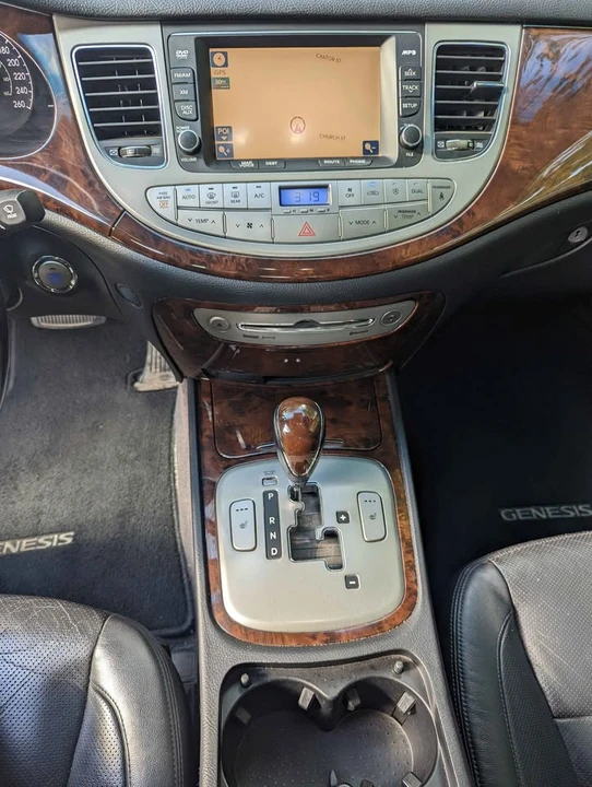 2010 Hyundai Genesis - Image 7 of 12