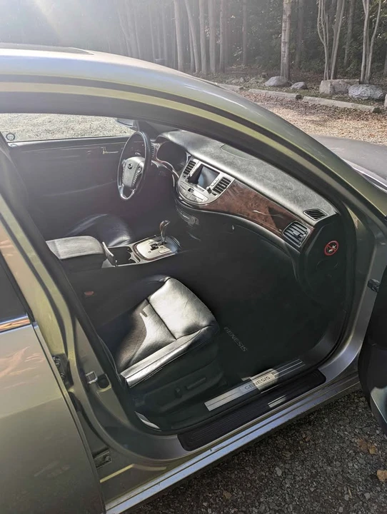 2010 Hyundai Genesis - Image 6 of 12
