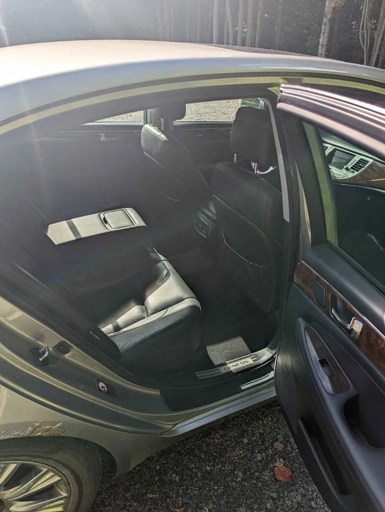 2010 Hyundai Genesis - Image 10 of 12