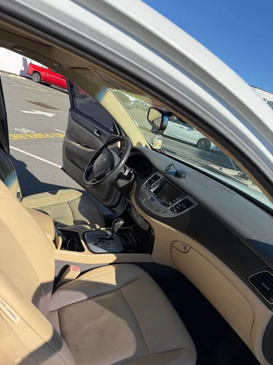 2010 Hyundai Genesis - Image 7 of 10