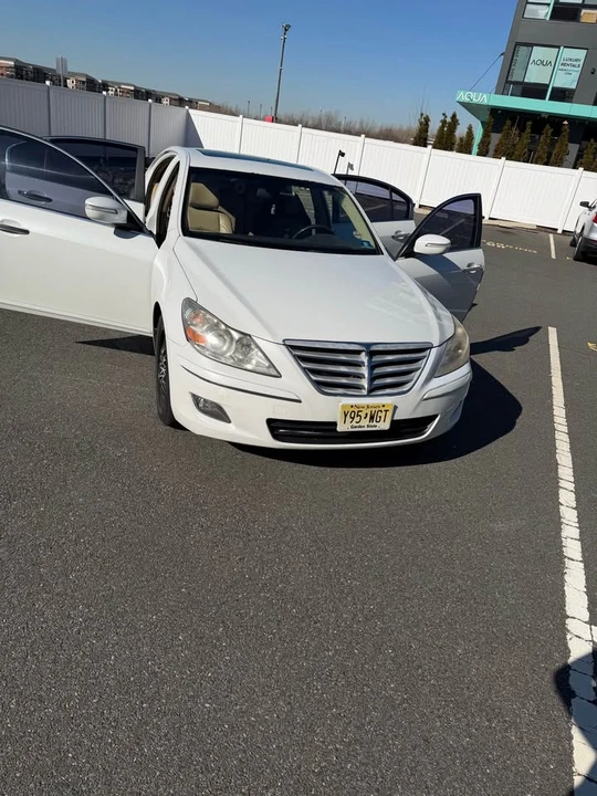 2010 Hyundai Genesis - Image 6 of 10