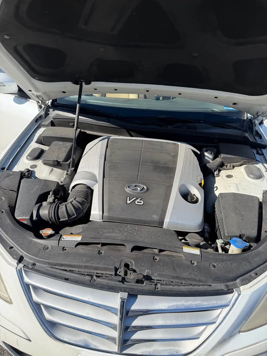2010 Hyundai Genesis - Image 5 of 10