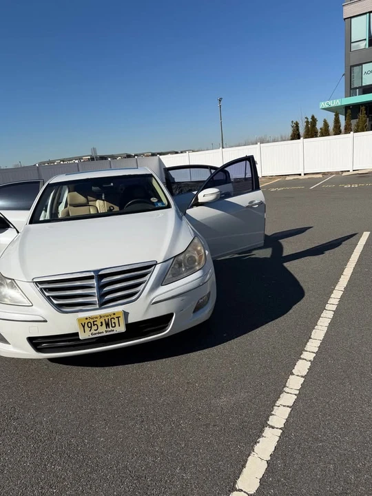 2010 Hyundai Genesis - Image 4 of 10