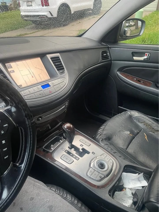 2010 Hyundai Genesis - Image 7 of 11