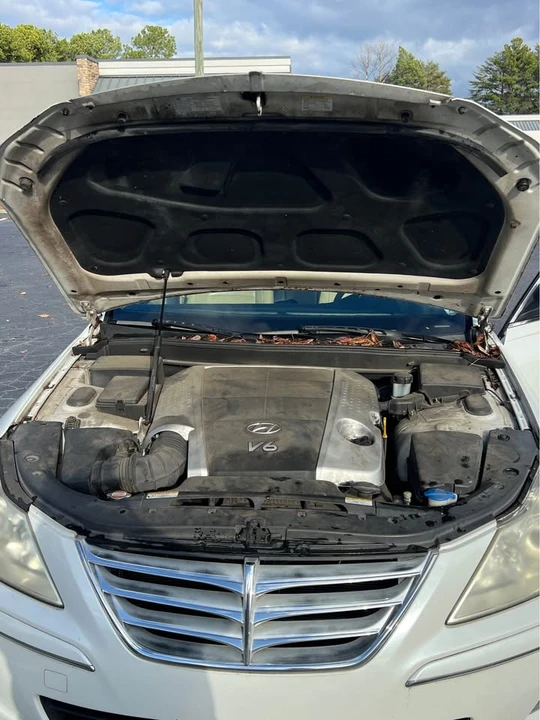 2010 Hyundai Genesis - Image 12 of 13