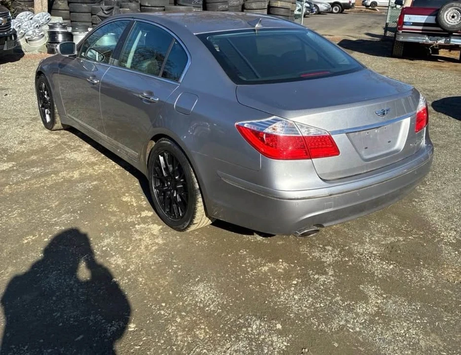 2010 Hyundai Genesis - Image 6 of 8
