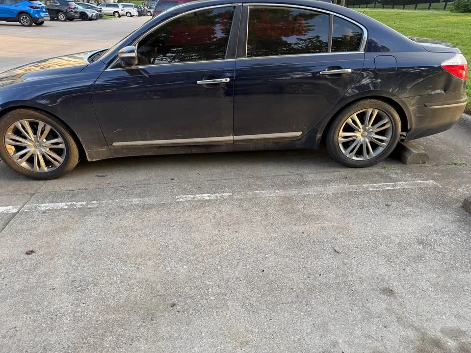 2010 Hyundai Genesis - Image 7 of 8