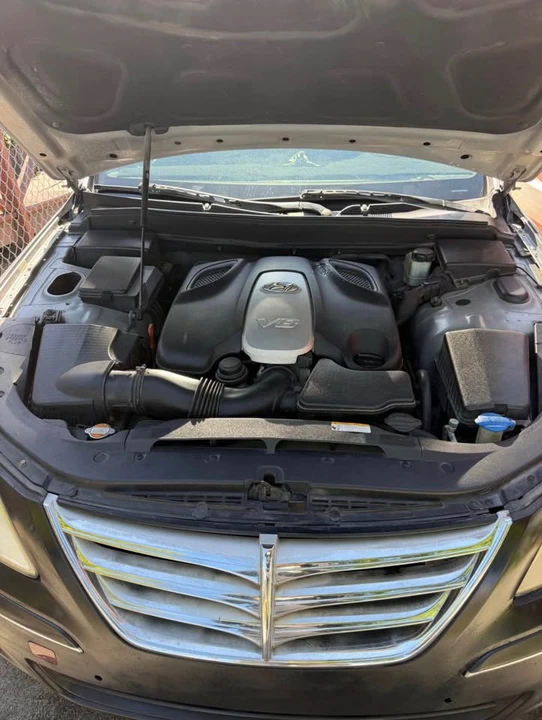 2010 Hyundai Genesis - Image 10 of 11