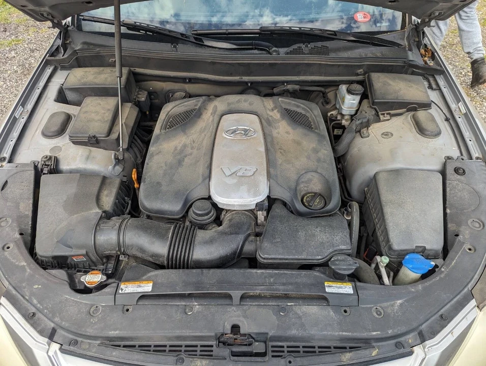 2010 Hyundai Genesis - Image 14 of 21