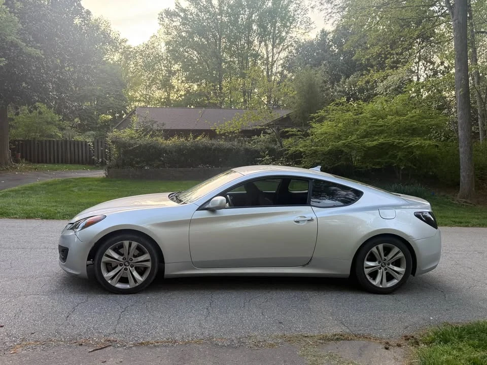 2010 Hyundai Genesis - Image 2 of 8
