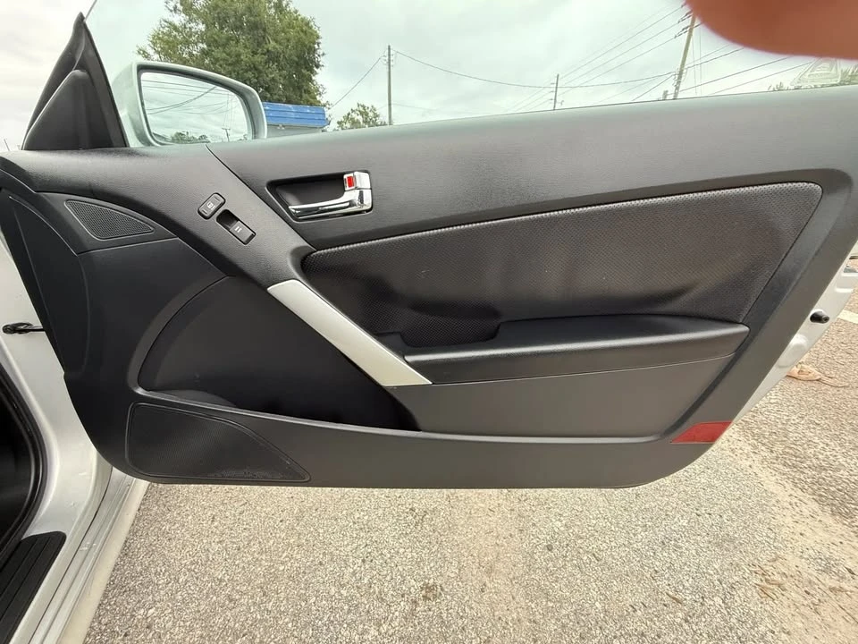 2010 Hyundai Genesis Coupe - Image 15 of 17