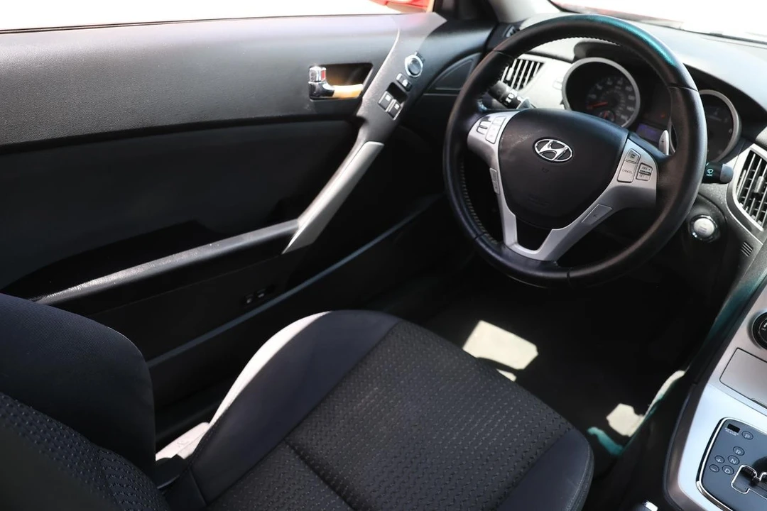 2010 Hyundai Genesis Coupe - Image 20 of 31