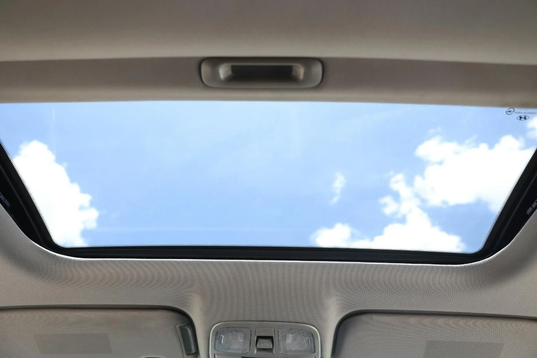 2010 Hyundai Genesis Coupe - Image 23 of 31