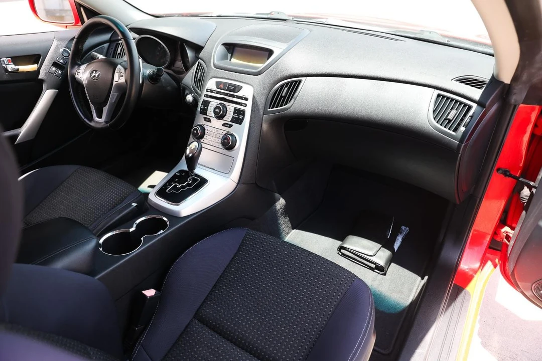 2010 Hyundai Genesis Coupe - Image 16 of 31