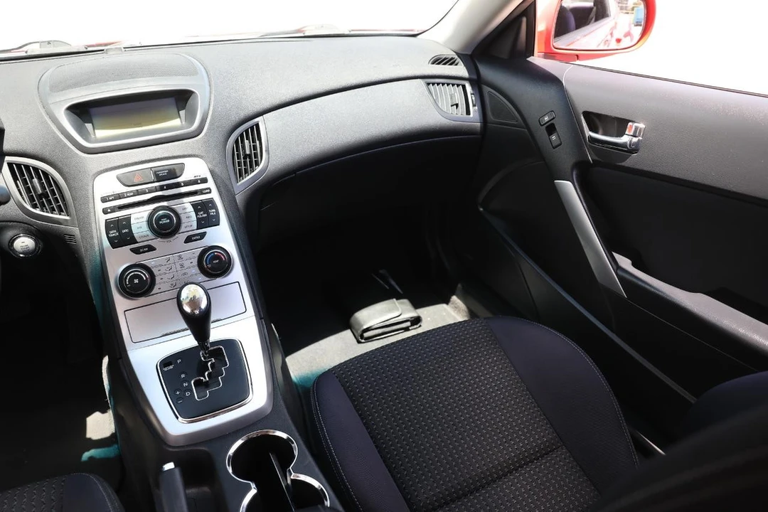 2010 Hyundai Genesis Coupe - Image 22 of 31