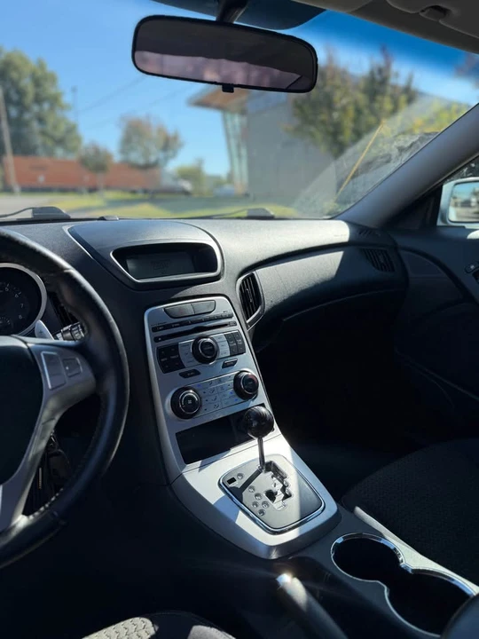 2010 Hyundai Genesis Coupe - Image 14 of 20